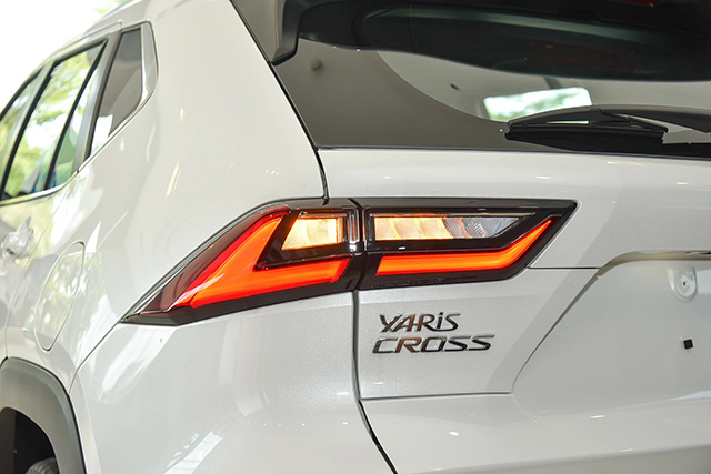 cụm đèn sau yaris cross